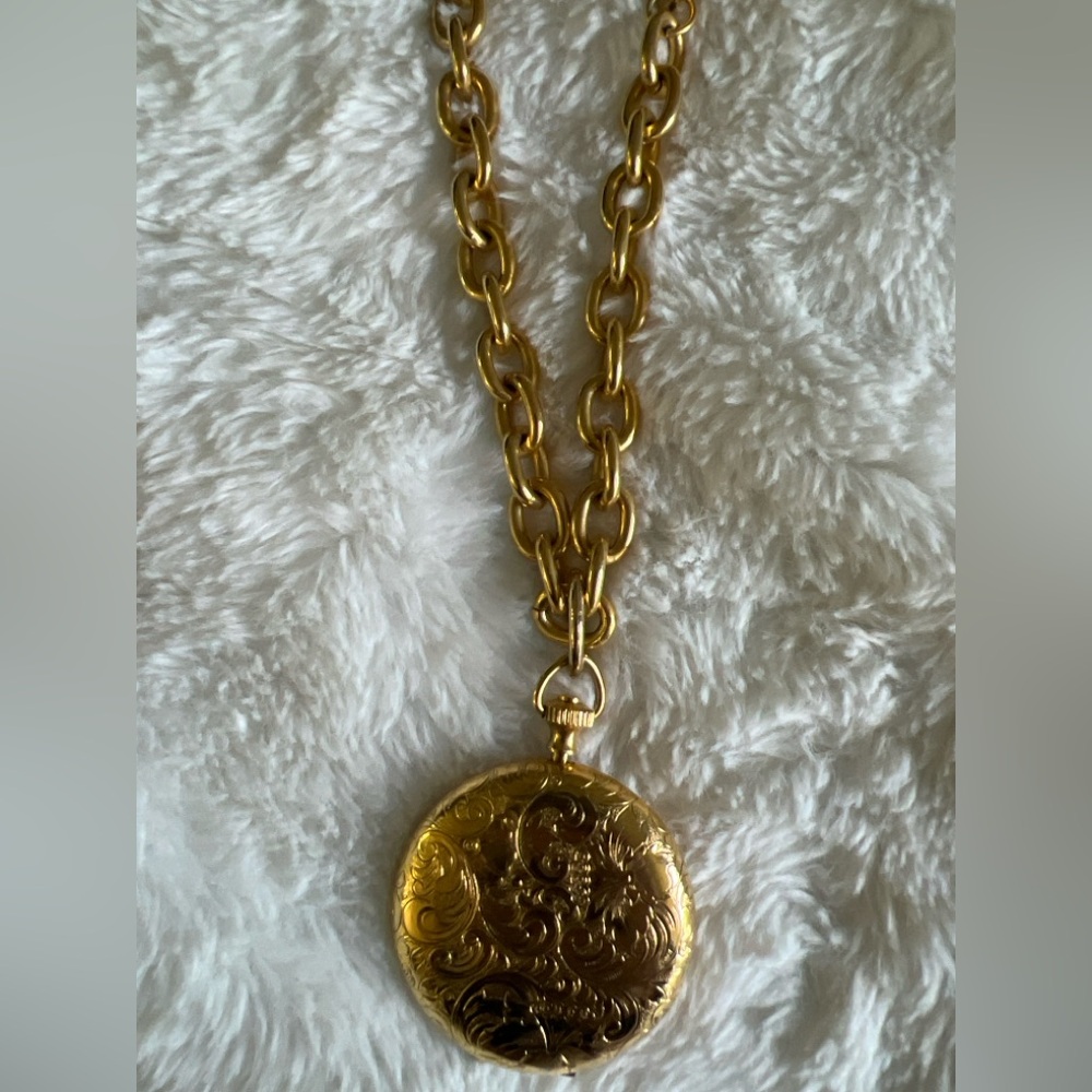 Vintage Style Gold Tone Round Locket Pendant Necklace Floral Engraved Chain - Picture 3 of 3